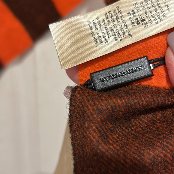 Beautiful Burberry Cashmere Scarf - Picture 7 of 13